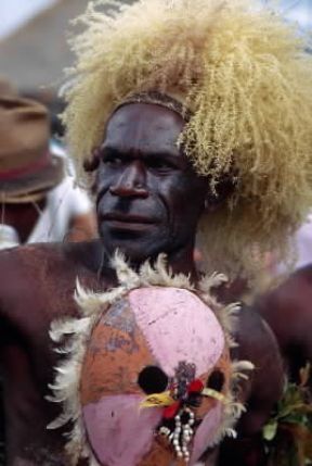 Papua . Indigeni con i tradizionali copricapo indossati in occasioni cerimoniali.De Agostini Picture Library/2P Papua . Indigeni con i tradizionali copricapo indossati in occasioni cerimoniali.De Agostini Picture Library/2P