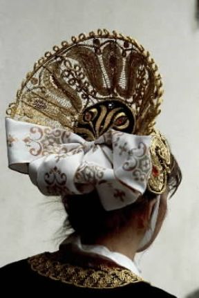 Cuffia del costume tradizionale di Gressoney (Valle d'Aosta).De Agostini Picture Library / A. Vergani Cuffia del costume tradizionale di Gressoney (Valle d'Aosta).De Agostini Picture Library / A. Vergani