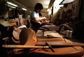 Cuoio. Laboratorio artigiano di selleria.De Agostini Picture Library