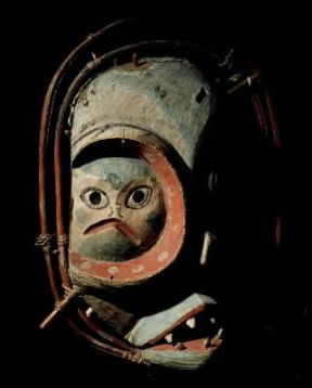 Eschimesi. Maschera grottesca in legno utilizzata nelle danze (Washington, National Museum).Washington, National Museum Eschimesi. Maschera grottesca in legno utilizzata nelle danze (Washington, National Museum).Washington, National Museum