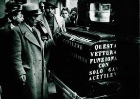 Autarchia. Autovettura ad acetilene con caduta di carburo.De Agostini Picture Library Autarchia. Autovettura ad acetilene con caduta di carburo.De Agostini Picture Library