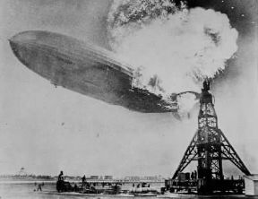 Dirigibile . L'incendio dello Zeppelin Hindenburg (6 maggio 1937).De Agostini Picture Library Dirigibile . L'incendio dello Zeppelin Hindenburg (6 maggio 1937).De Agostini Picture Library