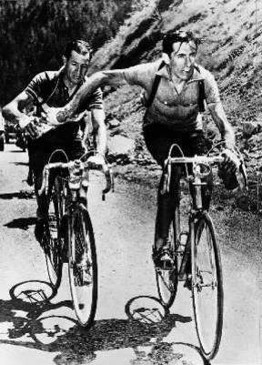 Fausto Coppi passa la borraccia a Gino Bartali durante una tappa del Tour de France.De Agostini Picture Library Fausto Coppi passa la borraccia a Gino Bartali durante una tappa del Tour de France.De Agostini Picture Library