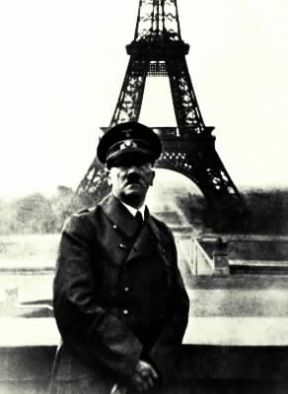 Francia. Adolf Hitler in visita a Parigi il 22 giugno 1940, pochi giorni dopo l'occupazione tedesca della capitale francese.De Agostini Picture Library Francia. Adolf Hitler in visita a Parigi il 22 giugno 1940, pochi giorni dopo l'occupazione tedesca della capitale francese.De Agostini Picture Library