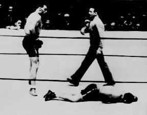 Primo Carnera durante il combattimento che gli permise di conquistare il titolo mondiale nel 1933.De Agostini Picture Library Primo Carnera durante il combattimento che gli permise di conquistare il titolo mondiale nel 1933.De Agostini Picture Library