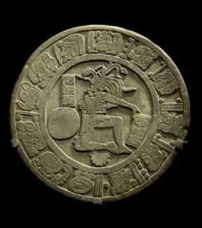 Maya. Un giocatore di pelota al centro del disco di Chinkultic (Città di Messico, Museo d'Antropologia).De Agostini Picture Library/G. Dagli Orti Maya. Un giocatore di pelota al centro del disco di Chinkultic (Città di Messico, Museo d'Antropologia).De Agostini Picture Library/G. Dagli Orti