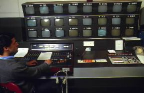 Monitor di controllo in una sala di regia televisiva.De Agostini Picture Library / G. Cigolini Monitor di controllo in una sala di regia televisiva.De Agostini Picture Library / G. Cigolini