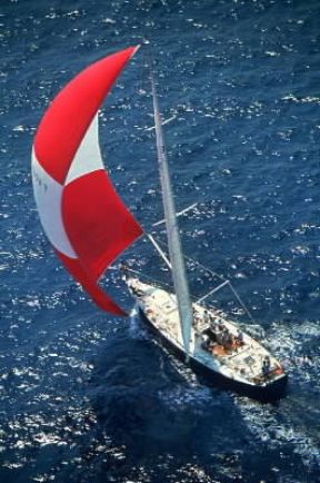 Vela. Veduta aerea di una barca a vela. Il numero dell'equipaggio varia a seconda delle dimensioni dello scafo.De Agostini Picture Library Vela. Veduta aerea di una barca a vela. Il numero dell'equipaggio varia a seconda delle dimensioni dello scafo.De Agostini Picture Library