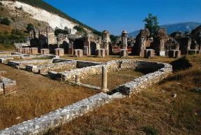 Amiterno. Uno scorcio dell'anfiteatro romano costruito nel sec. I a.C.De Agostini Picture Library/L. Casadei Amiterno. Uno scorcio dell'anfiteatro romano costruito nel sec. I a.C.De Agostini Picture Library/L. Casadei