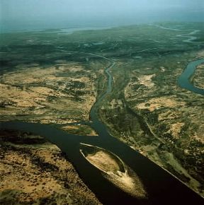 Chari. Veduta aerea dell'estuario del fiume nel lago Ciad.De Agostini Picture Library/N. Cirani Chari. Veduta aerea dell'estuario del fiume nel lago Ciad.De Agostini Picture Library/N. Cirani