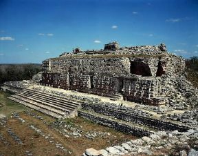 Kabah . Il Kod'z Pop, edificio del sec. X dedicato al dio maya della pioggia.De Agostini Picture Library/G. Dagli Orti