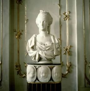 Lemoyne. Maria Antonietta, busto-ritratto opera di Jean-Baptiste II (Vienna, Schönbrunn).Meyer Lemoyne. Maria Antonietta, busto-ritratto opera di Jean-Baptiste II (Vienna, Schönbrunn).Meyer