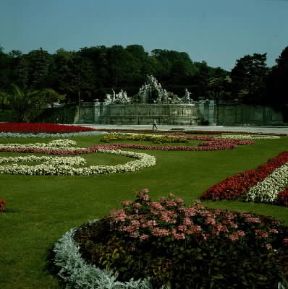 SchÃ¶nbrunn. La fontana di Nettuno di J. C. Beyer, nel parco del castello.Meyer