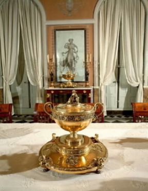 Stile impero . Zuppiera in argento dorato nella sala da pranzo in stile impero della Malmaison. De Agostini Picture Library/G. Dagli Orti Stile impero . Zuppiera in argento dorato nella sala da pranzo in stile impero della Malmaison. De Agostini Picture Library/G. Dagli Orti