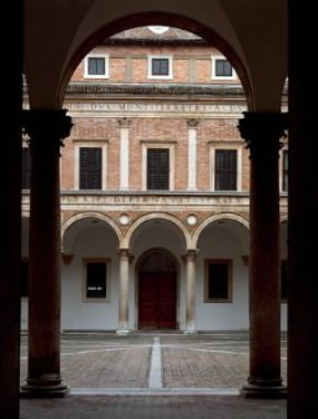 Urbino. Il cortile d'onore di Palazzo Ducale, opera di L. Laurana.De Agostini Picture Library/A. Dagli Orti Urbino. Il cortile d'onore di Palazzo Ducale, opera di L. Laurana.De Agostini Picture Library/A. Dagli Orti