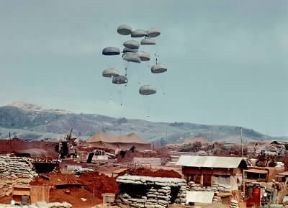 Aviolancio di viveri durante la guerra del Vietnam.De Agostini Picture Library Aviolancio di viveri durante la guerra del Vietnam.De Agostini Picture Library