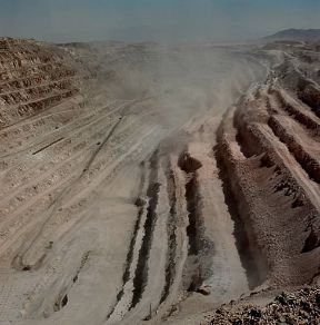 Cile. La miniera di Chuquicamta, uno dei più importanti giacimenti di rame a cielo aperto nel mondo.De Agostini Picture Library/Titus Cile. La miniera di Chuquicamta, uno dei più importanti giacimenti di rame a cielo aperto nel mondo.De Agostini Picture Library/Titus