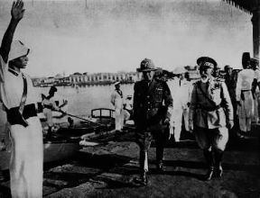 Emilio De Bono (a destra), sostituito da Pietro Badoglio al comando delle truppe italiane in Africa, viene da questi accompagnato all'imbarco per il rientro in patria.De Agostini Picture Library Emilio De Bono (a destra), sostituito da Pietro Badoglio al comando delle truppe italiane in Africa, viene da questi accompagnato all'imbarco per il rientro in patria.De Agostini Picture Library