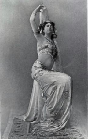 Mata Hari. La danzatrice olandese con il costume da bajadera.De Agostini Picture Library/G. Dagli Orti Mata Hari. La danzatrice olandese con il costume da bajadera.De Agostini Picture Library/G. Dagli Orti
