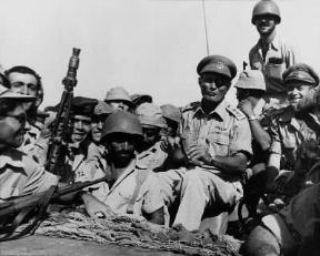 Moshe Dayan (al centro) fra soldati israeliani.De Agostini Picture Library Moshe Dayan (al centro) fra soldati israeliani.De Agostini Picture Library