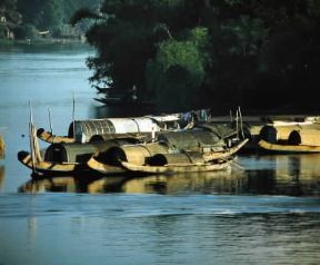 Annam. Sampan ancorati sul Fiume dei Profumi, sulle cui rive è situata Huè, l'antica capitale.De Agostini Picture Library/R.Crocellà Annam. Sampan ancorati sul Fiume dei Profumi, sulle cui rive è situata Huè, l'antica capitale.De Agostini Picture Library/R.CrocellÃ