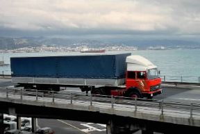 Autoarticolato per il trasporto di merci.IVECO FIAT Autoarticolato per il trasporto di merci.IVECO FIAT