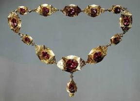 Collana d'oro e topazi rosa (sec. XIX).De Agostini Picture Library / A. Dagli Orti Collana d'oro e topazi rosa (sec. XIX).De Agostini Picture Library / A. Dagli Orti