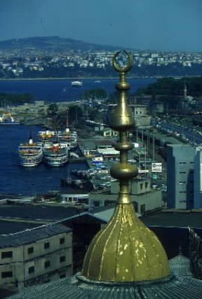 Istanbul . Veduta della città con in primo piano un particolare della moschea di Yeni Cami (sec. XVII).De Agostini Picture Library/A. Vergani Istanbul . Veduta della città con in primo piano un particolare della moschea di Yeni Cami (sec. XVII).De Agostini Picture Library/A. Vergani