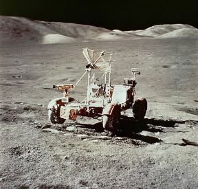 Programma Apollo. Il Lunar Roving Vehicle della missione Apollo 17 sul suolo lunare.Nasa Programma Apollo. Il Lunar Roving Vehicle della missione Apollo 17 sul suolo lunare.Nasa