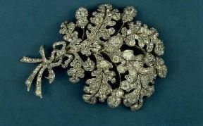 Spilla di diamanti raffigurante un ramo di quercia (1830 ca.; Collezione Privata). De Agostini Picture Library Spilla di diamanti raffigurante un ramo di quercia (1830 ca.; Collezione Privata). De Agostini Picture Library