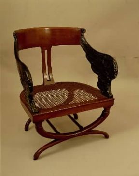 Stile Restaurazione. Poltrona con braccioli a forma di ali e zampe a faldistona, opera di artigiani dell'Italia centrale.De Agostini Picture Library/A. Dagli Orti Stile Restaurazione. Poltrona con braccioli a forma di ali e zampe a faldistona, opera di artigiani dell'Italia centrale.De Agostini Picture Library/A. Dagli Orti