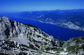 Veneto. Il massicio del monte Baldo e il lago di Garda.De Agostini Picture Library/E. Turri Veneto. Il massicio del monte Baldo e il lago di Garda.De Agostini Picture Library/E. Turri