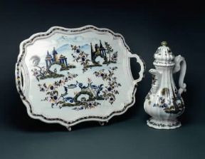 Bassano del Grappa. Vassoio e caffettiera in maiolica della manifattura Le Nove (sec. XVIII).Collezione privata Bassano del Grappa. Vassoio e caffettiera in maiolica della manifattura Le Nove (sec. XVIII).Collezione privata