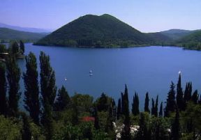 Lago di Piediluco. De Agostini Picture Library/M. Leigheb Lago di Piediluco. De Agostini Picture Library/M. Leigheb