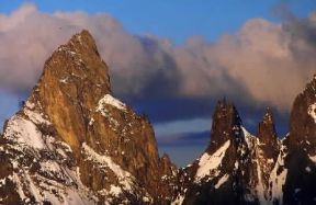 Les Dames Anglaises. L'Aiguille Noire de Peutérey e, a destra, le cinque guglie.De Agostini Picture Library / N. Cirani Les Dames Anglaises. L'Aiguille Noire de Peutérey e, a destra, le cinque guglie.De Agostini Picture Library / N. Cirani