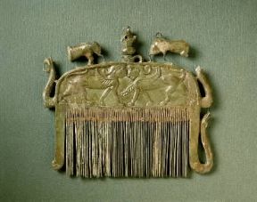 Pettine in avorio proveniente da una tomba di Marsiliana d'Albegna (sec. VII a. C.; Firenze, Museo Archeologico).De Agostini Picture Library/G. Nimatallah Pettine in avorio proveniente da una tomba di Marsiliana d'Albegna (sec. VII a. C.; Firenze, Museo Archeologico).De Agostini Picture Library/G. Nimatallah