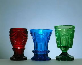 Bicchieri in vetro colorato e intagliato (sec. XIX. Praga, Museo delle Arti Decorative).De Agostini Picture Library/A. Dagli Orti Bicchieri in vetro colorato e intagliato (sec. XIX. Praga, Museo delle Arti Decorative).De Agostini Picture Library/A. Dagli Orti