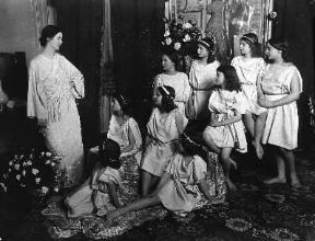 Isadora Duncan con le sue allieve.De Agostini Picture Library/G. Dagli Orti Isadora Duncan con le sue allieve.De Agostini Picture Library/G. Dagli Orti