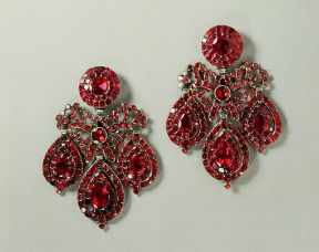 Orecchino . Orecchini spagnoli del sec. XVIII con granati rossi (Collezione Privata).Collezione Privata Orecchino . Orecchini spagnoli del sec. XVIII con granati rossi (Collezione Privata).Collezione Privata