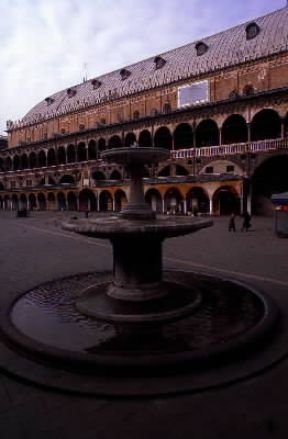 Padova . Il Palazzo della Ragione.De Agostini Picture Library/A. Vergani Padova . Il Palazzo della Ragione.De Agostini Picture Library/A. Vergani