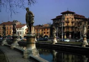 Padova . Uno scorcio della piazza detta Prato della Valle (1775).De Agostini Picture Library/A. Vergani Padova . Uno scorcio della piazza detta Prato della Valle (1775).De Agostini Picture Library/A. Vergani