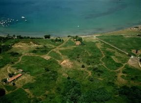 Populonia. Veduta aerea parziale della necropoli etrusca.De Agostini Picture Library/Pubbliaerfoto