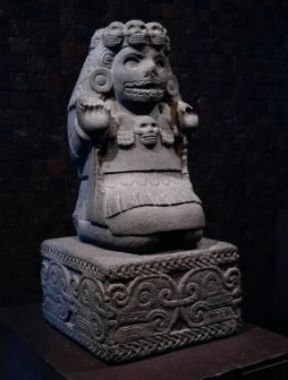 Aztechi. Statua della dea Caotlicue, sec. XV (Città di Messico, Museo Nazionale di Archeologia).De Agostini Picture Library / G. Dagli Orti Aztechi. Statua della dea Caotlicue, sec. XV (Città di Messico, Museo Nazionale di Archeologia).De Agostini Picture Library / G. Dagli Orti