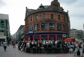 Belfast. Scene di vita quotidiana nel centro della città .De Agostini Picture Library/G. Nimatallah Belfast. Scene di vita quotidiana nel centro della città .De Agostini Picture Library/G. Nimatallah