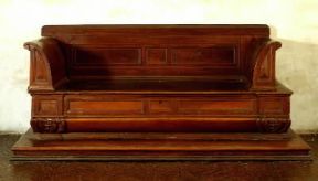 Cassapanca rinascimentale del sec. XVI a sedile con schienale e braccioli (Firenze, Palazzo Davanzati).De Agostini Picture Library/G. Nimatallah