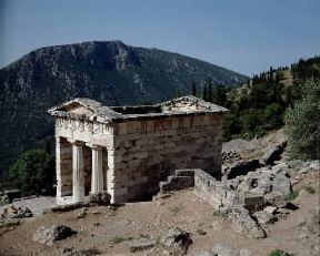 Delfi . Il thesauròs degli Ateniesi.De Agostini Picture Library/G. Dagli Orti Delfi . Il thesauròs degli Ateniesi.De Agostini Picture Library/G. Dagli Orti