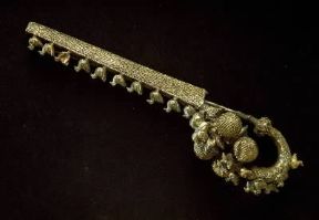 Fibula aurea etrusca proveniente da Marsiliana di Albegna (sec. VII a. C.; Firenze, Museo Archeologico).De Agostini Picture Library/G. Nimatallah Fibula aurea etrusca proveniente da Marsiliana di Albegna (sec. VII a. C.; Firenze, Museo Archeologico).De Agostini Picture Library/G. Nimatallah