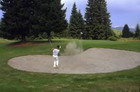 Golf. Un momento del gioco in cui il tiro in buca è effettuato da un banco di sabbia.De Agostini Picture Library / G. Colliva Golf. Un momento del gioco in cui il tiro in buca è effettuato da un banco di sabbia.De Agostini Picture Library / G. Colliva