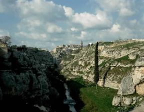 Gravina in Puglia. Veduta della gravina e sullo sfondo l'abitato.De Agostini Picture Library / G. Roli Gravina in Puglia. Veduta della gravina e sullo sfondo l'abitato.De Agostini Picture Library / G. Roli