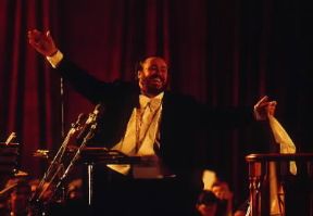 Luciano Pavarotti durante un recital a Modena.De Agostini Picture Library